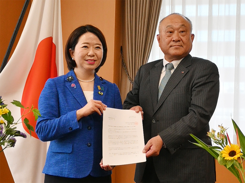 自見大臣（左）と松田会長（右）