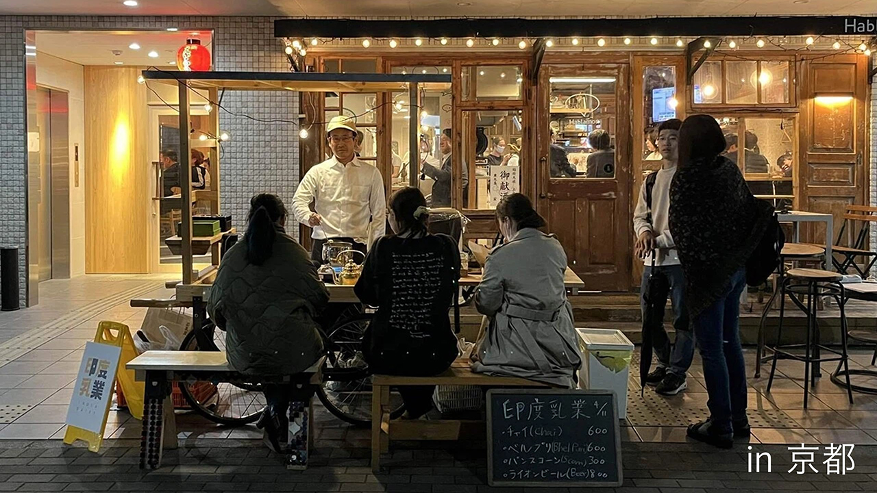 京都では屋台を引いてチャイを売っています